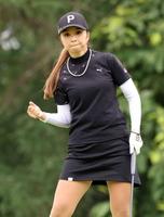 　１４番でバーディーパットを沈め、ガッツポーズする菊地絵理香