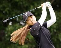 　７番でティーショットを放つ菊地絵理香