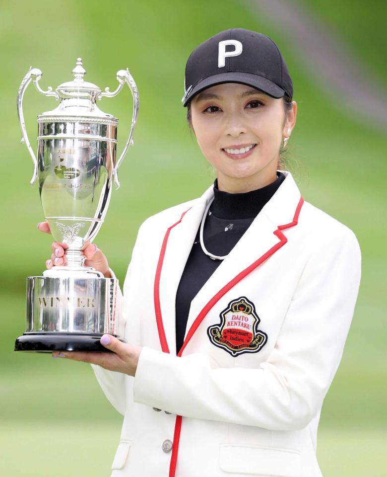 　通算２０アンダーで優勝し、笑顔の菊地絵理香