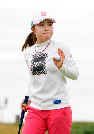 　最終ラウンド、８番でバーディーを決め、声援に応える古江彩佳＝ダンドナルド・リンクス（共同）