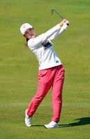 　最終ラウンド、16番で第２打を放つ古江彩佳＝ダンドナルド・リンクス（共同）