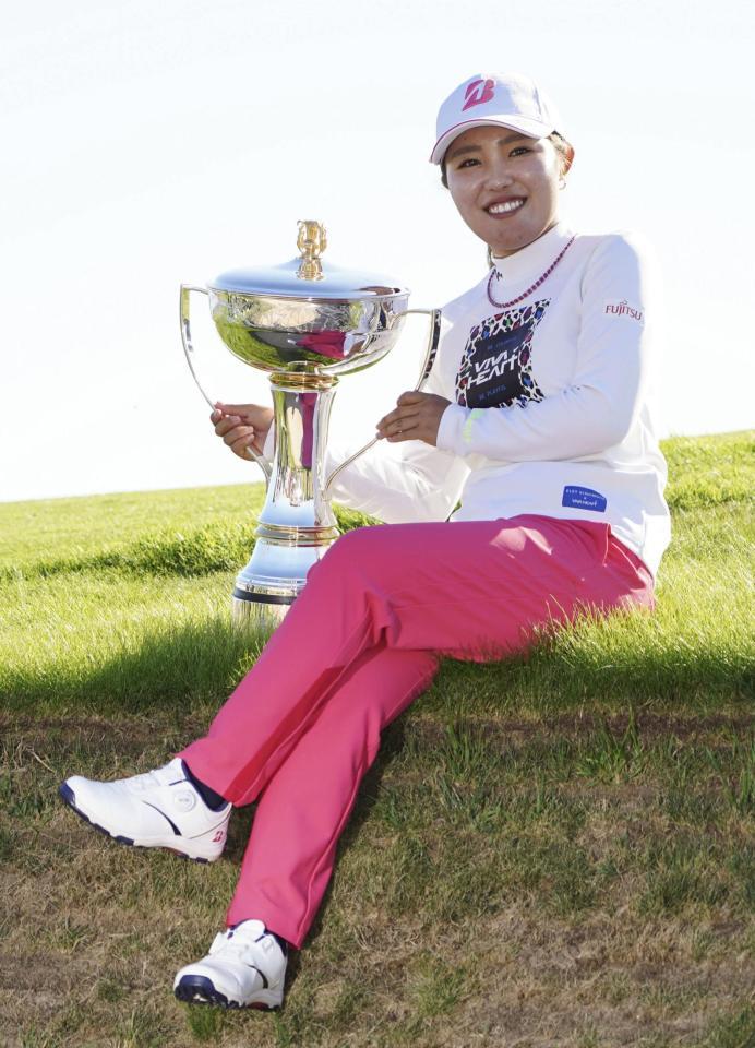 　トロフィーを手に笑顔の古江彩佳