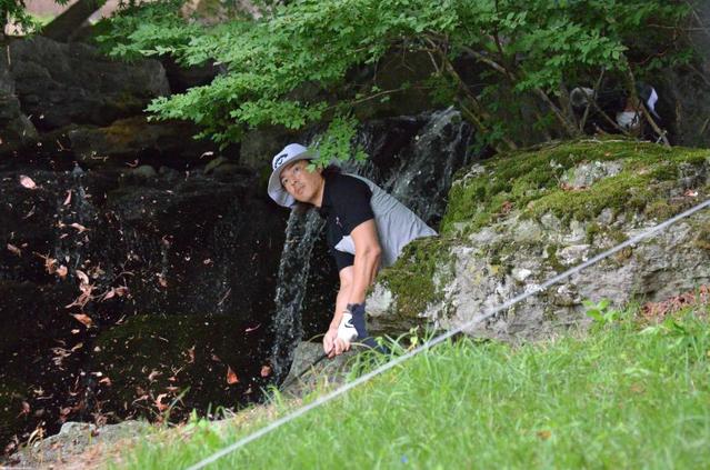 石川遼　滝の前から技ありショット　２３位後退も見せ場つくった