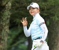 　１７番のティーショット後、ギャラリーの拍手に応える吉田優利