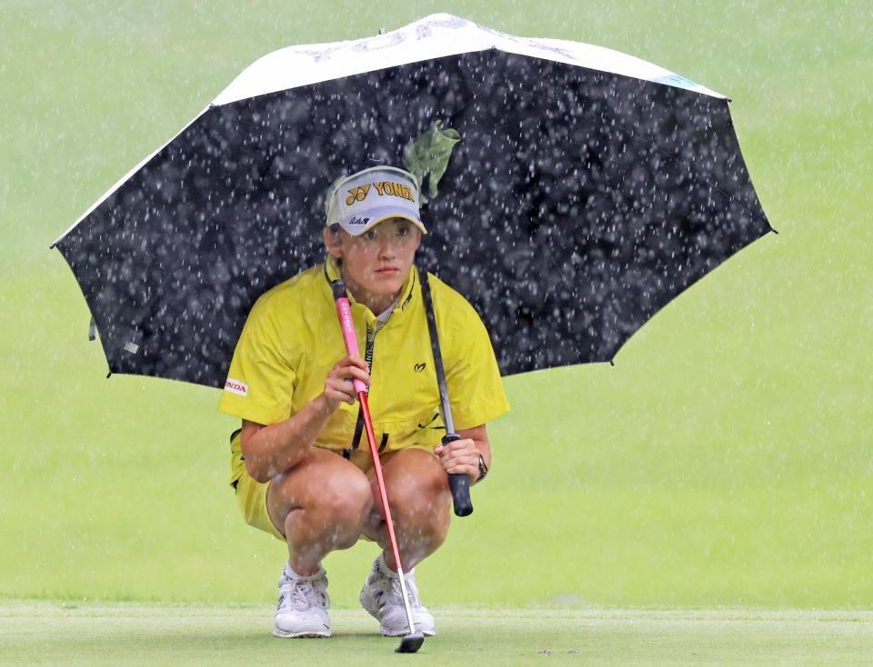 　雨の中、１６番グリーンでラインを読む岩井千怜