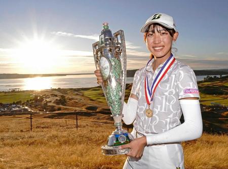　ゴルフの全米女子アマチュア選手権で優勝を果たし、トロフィーを手に笑顔の馬場咲希（共同）