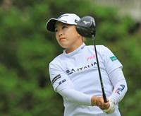 　プロアマ戦のティーショット後、ボールの行方を追う西郷真央