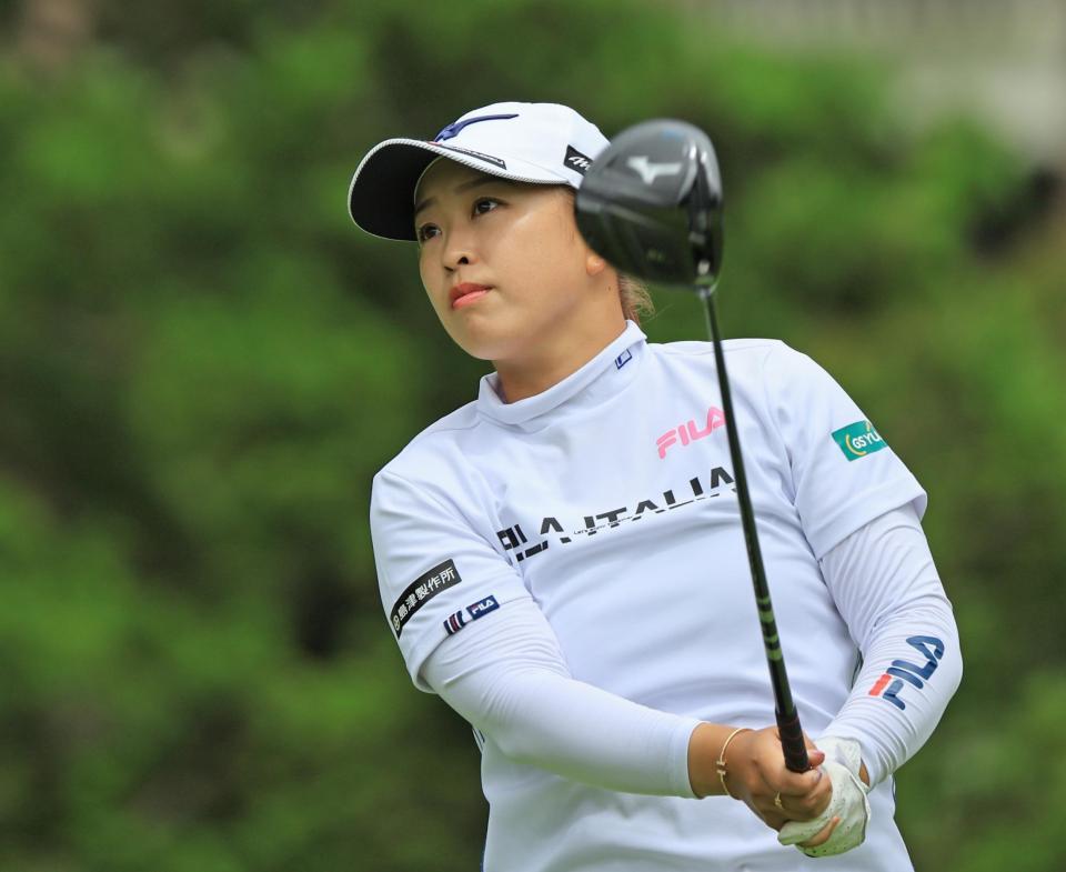 　プロアマ戦のティーショット後、ボールの行方を追う西郷真央