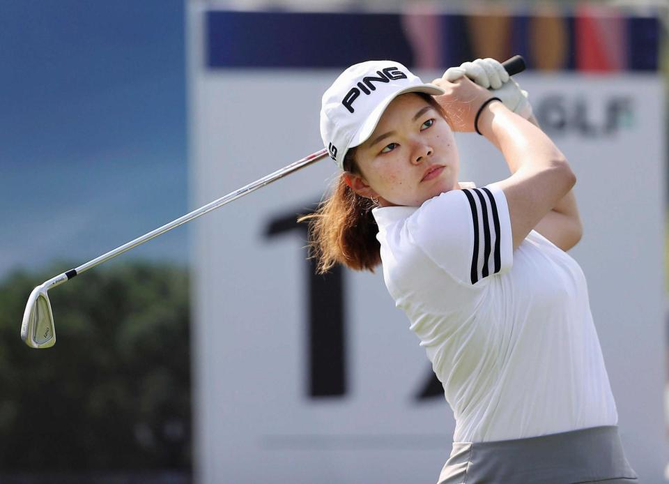 　第２ラウンド、ショットを放つ渋野暉璃子（ゲッティ＝共同）