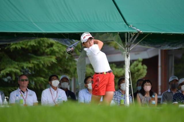 岩井千怜が首位守って後半へ　史上３人目の初優勝から２週連続Ｖまで残り９ホール