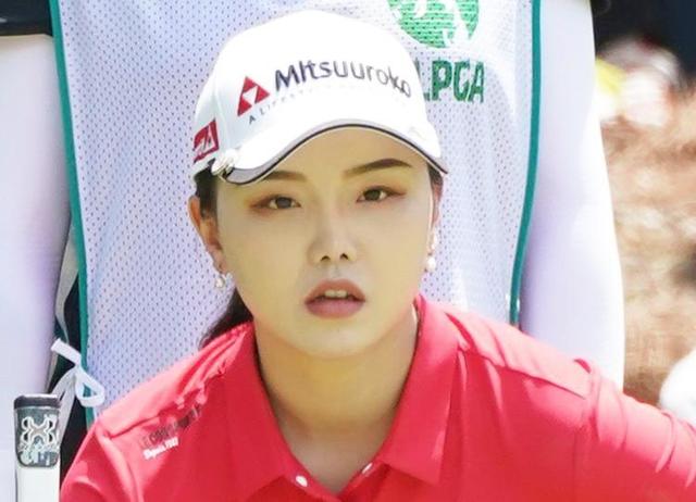 【写真】ゴルフ界の美女選手　ラインくっきり　芸術的ピンクタイツのバックショット