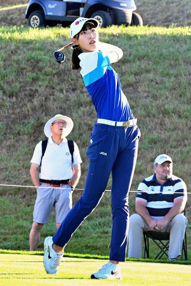 　第１ラウンド、ティーショットを放つ馬場咲希（共同）
