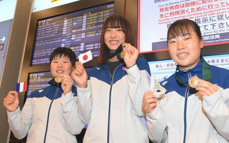 　帰国してメダルを手にする（左から）橋本美月、馬場咲希、上田澪空（撮影・堀内翔）