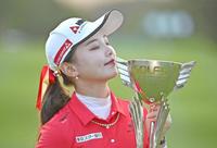 　最終日、優勝カップにキスするセキユウティン