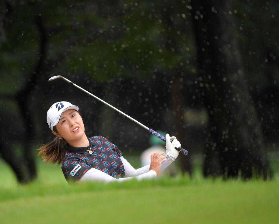 　１１番、２打目でバンカーからショットを打つ大里桃子（撮影・北村雅宏）