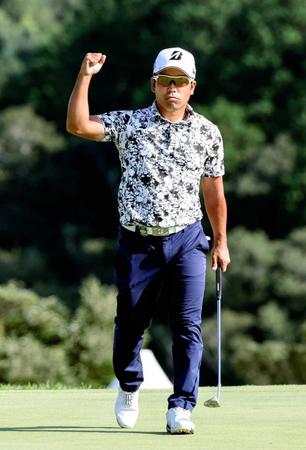 １８番でバーディーパットを決め、ガッツポーズする比嘉一貴