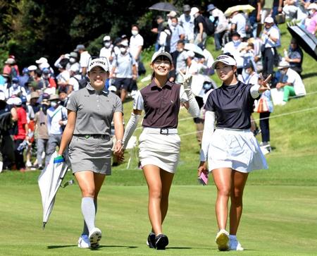 　１０番、カメラに向かってＶサインしながらラウンドする馬場咲希（中央）。左は岩井千怜、右は原英莉花（撮影・高部洋祐）