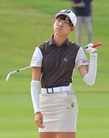 　２番のセカンドショットに不満げな表情を見せる馬場咲希（撮影・高部洋祐）