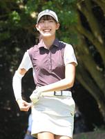 　１３番、ティーショットを放ち笑顔を見せる馬場咲希（撮影・高部洋祐）