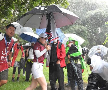 　大雨のため中断となり、クラブハウスに引き揚げる尾関彩美悠（撮影・高部洋祐）