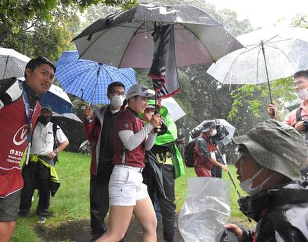 　大雨のため中断となり、クラブハウスに引き揚げる尾関彩美悠（撮影・高部洋祐）