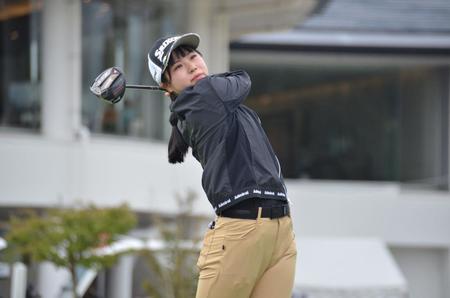 　プロアマ戦でドライバーショットを放つ尾関彩美悠