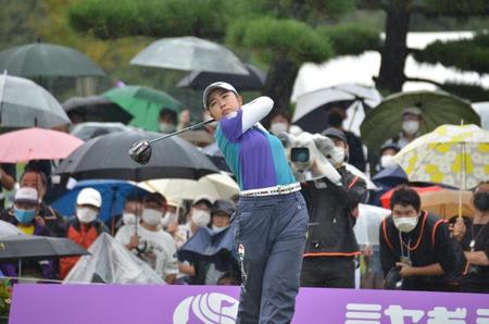 　雨の中で１番ホールのティーショットを放つ山下美夢有