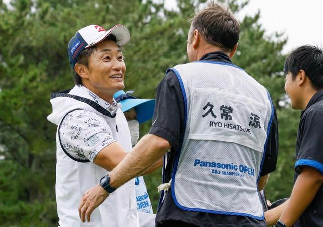 宮本勝昌　通算１１アンダーで首位　シニアと掛け持ち充実「ゴルフ人生で一番楽しい」