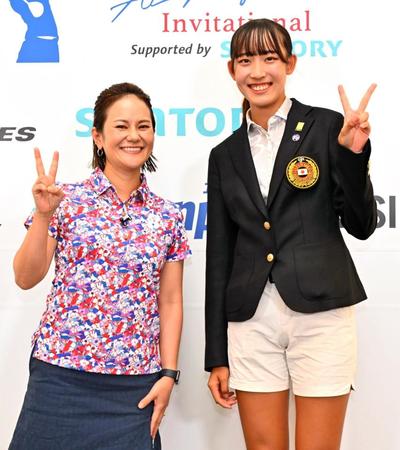 　宮里藍さん（左）と記念撮影する馬場咲希（©エム・プロジェクト）