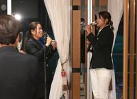 　日本女子オープンゴルフ選手権のチャンピオンズディナーで乾杯の発声を行った勝みなみ（左）と原英莉花（撮影・開出牧）