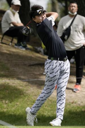 男子ゴルフ、岡田絃が首位東海クラシック第１日