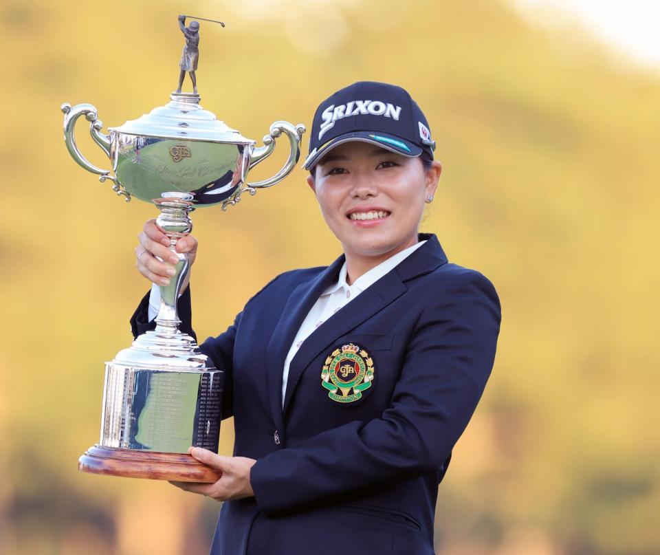 　優勝トロフィーを手に笑顔の勝みなみ