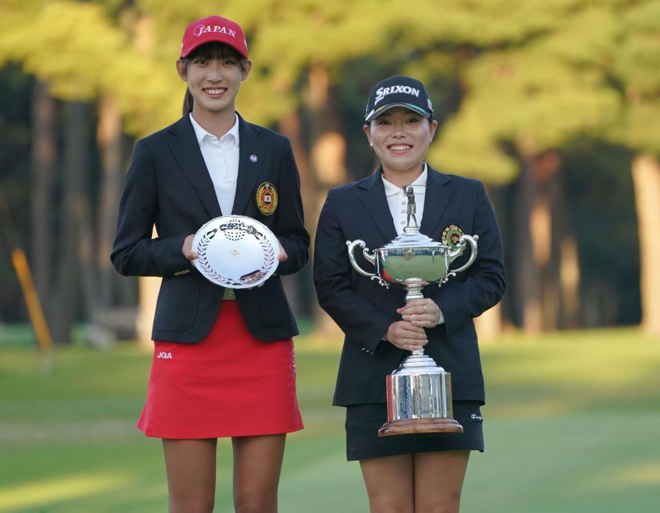 　ローアマの馬場咲希（左）と共に会心の笑みを浮かべる勝みなみ（撮影・開出牧）