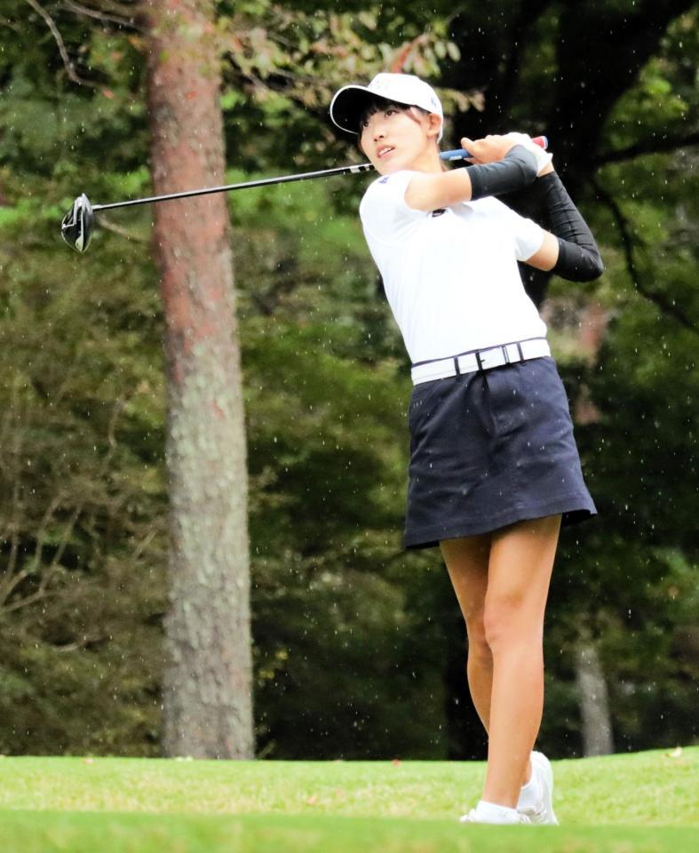 　公式練習でティーショットを打つ馬場咲希