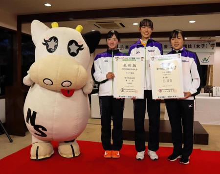 　団体優勝を果たし笑顔を見せる（右から）上田澪空、馬場咲希、茶木詩央と那須塩原市マスコットキャラクターのみるひぃ