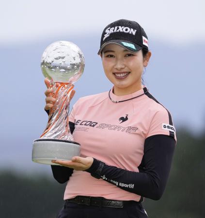 　通算１２アンダーで優勝し、トロフィーを手にする小祝さくら＝東名ＣＣ