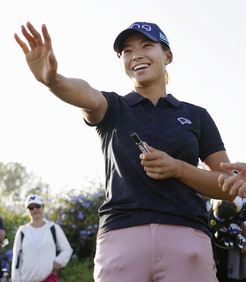 　ファンに笑顔で手を振る渋野日向子（共同）