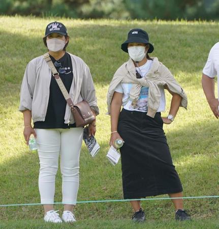 　母親の博美さん（左）と一緒に松山英樹の練習ラウンドを見る畑岡奈紗（撮影・開出牧）