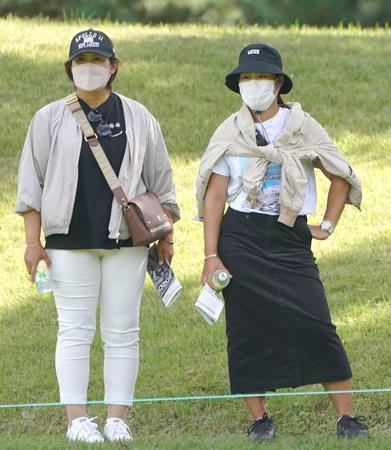 　母・博美さん（左）と一緒に松山英樹のラウンドを見る畑岡奈紗