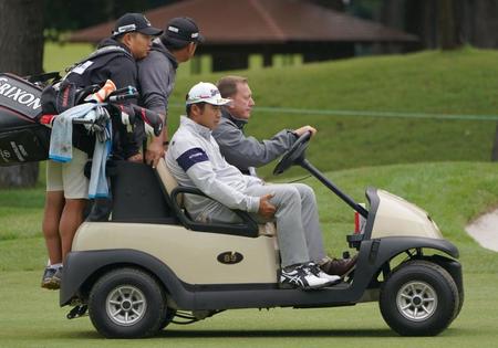 　１１番、プロアマのラウンドを切り上げ引き揚げる松山英樹。右太ももを手でつかみ痛そうな表情を浮かべる（撮影・開出牧）