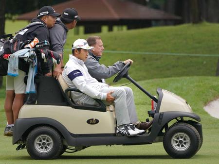 　１１番、カートに乗り右太ももを手でつかみながら途中棄権した松山英樹（撮影・開出牧）