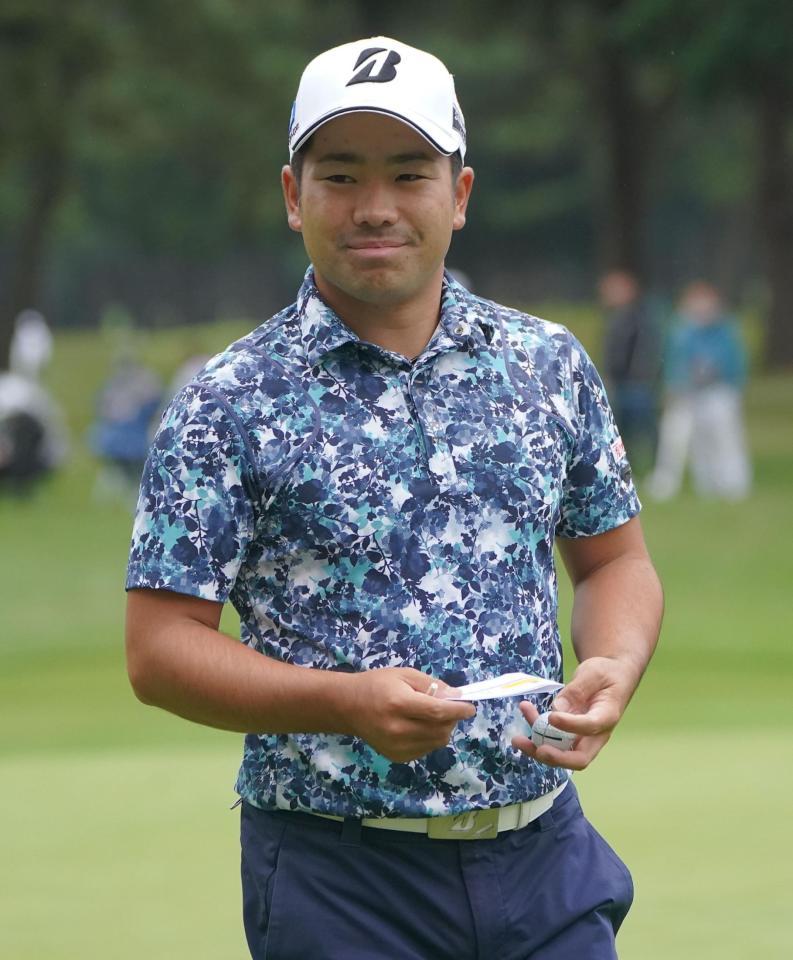 　最終１８番ホールをバーディーで締め、ギャラリーの声援に笑顔を見せる比嘉一貴（撮影・開出牧）