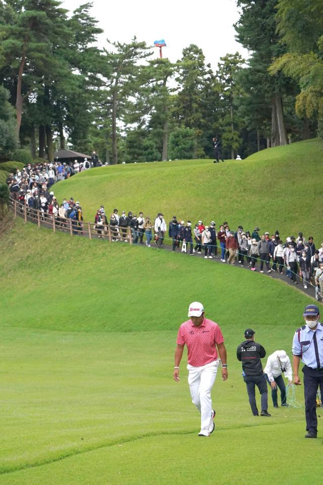 　１４番、大ギャラリーを引き連れラウンドする松山英樹（撮影・開出牧）