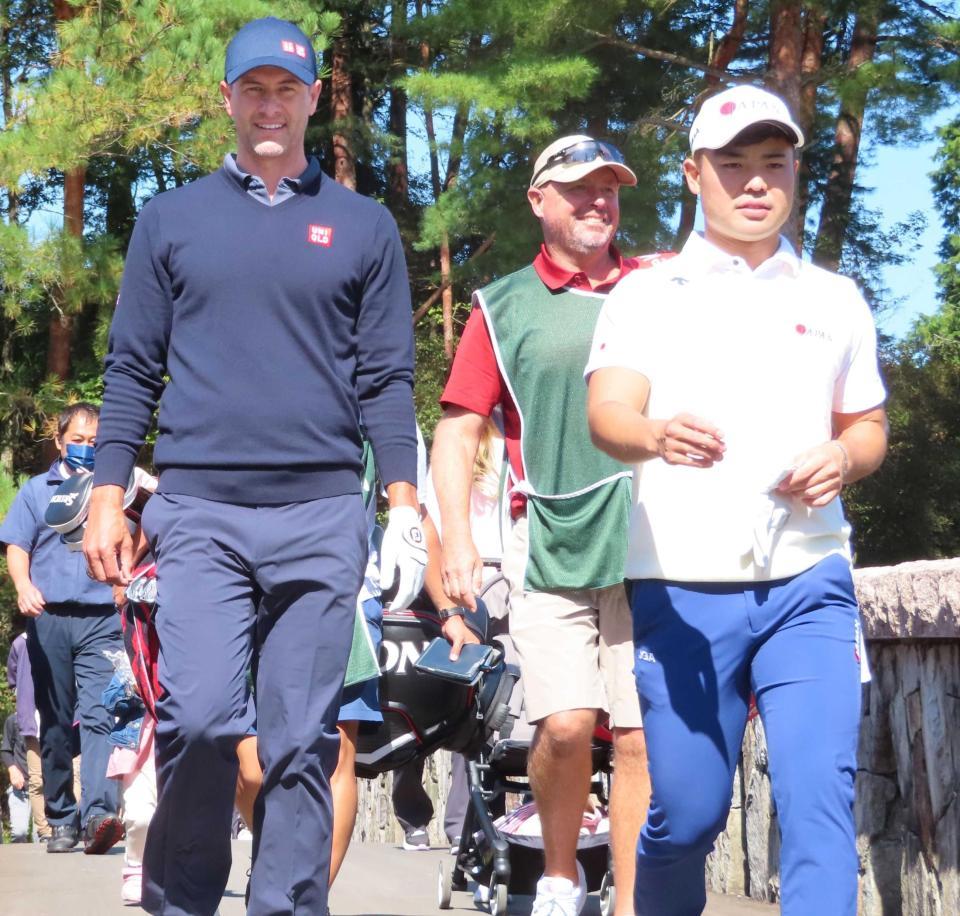 　アダム・スコット（左）と並んで歩く蟬川泰果