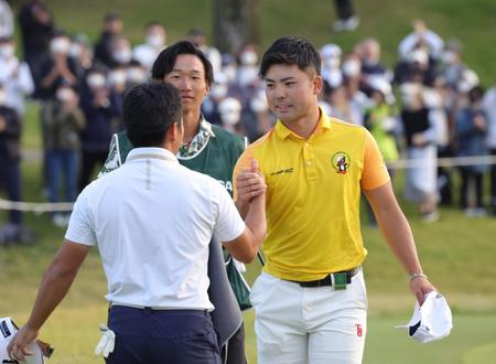 　同組の比嘉一貴（手前左）と健闘をたたえあう蟬川泰果（撮影・坂部計介）