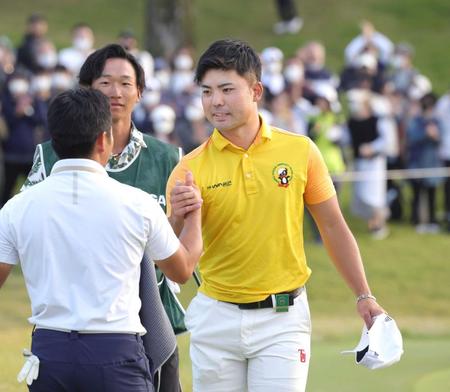 　同組の比嘉一貴（手前左）と健闘をたたえあう蟬川泰果（撮影・坂部計介）