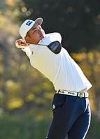 　第１日、６アンダーで２位の大岩龍一＝石岡ＧＣ