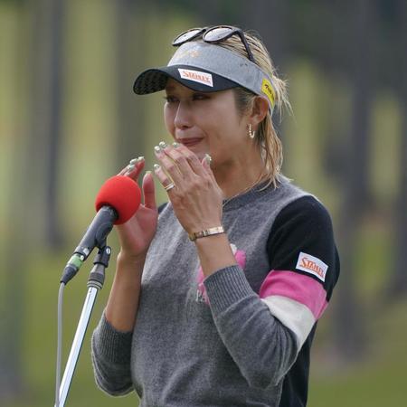 　優勝インタビューで涙を見せる感極まる金田久美子（撮影・開出牧）