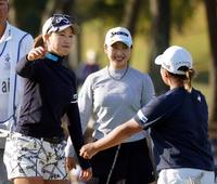 　上田桃子（左）は１０アンダーで単独首位でホールアウトし鈴木愛（右）とハグする（撮影・山口登）
