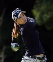 　１３番、ティーショットを放つ上田桃子（撮影・山口登）